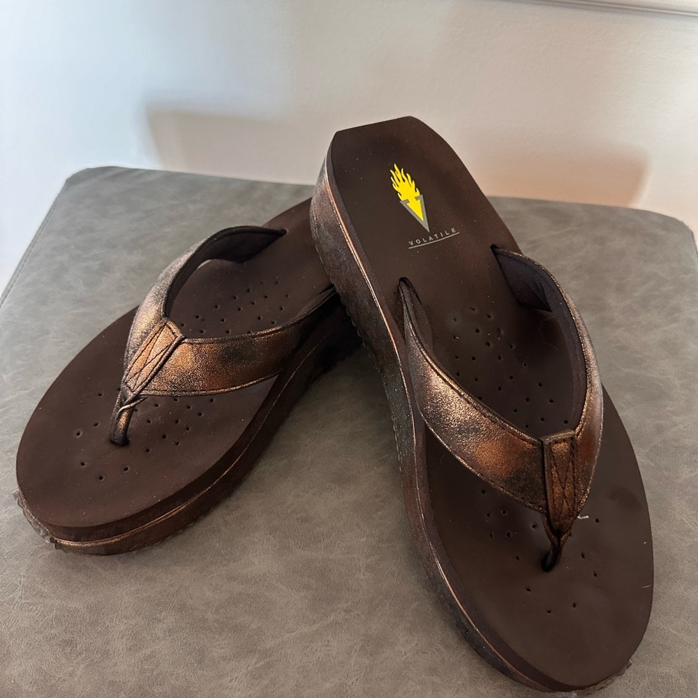 Volatile 10 women’s Bronze Brown Flip Flops - Picture 4 of 4